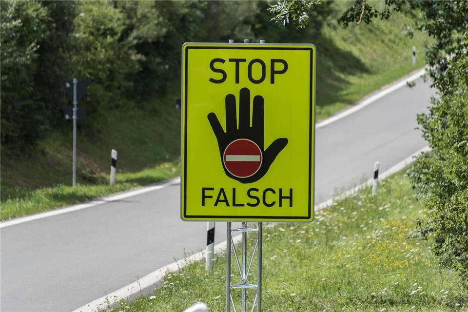 Mancherorts wird mit Schildern davor gewarnt, in falscher Richtung auf eine Straße aufzufahren. (Archivfoto)Daniel Maurer/dpa