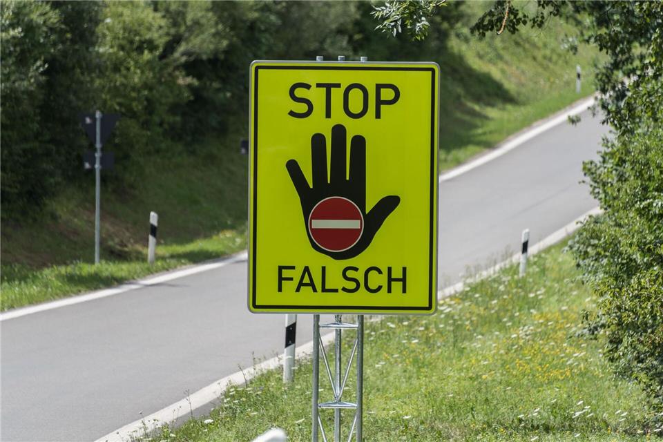 Mancherorts wird mit Schildern vor falscher Richtung gewarnt. (Archivbild)Daniel Maurer/dpa