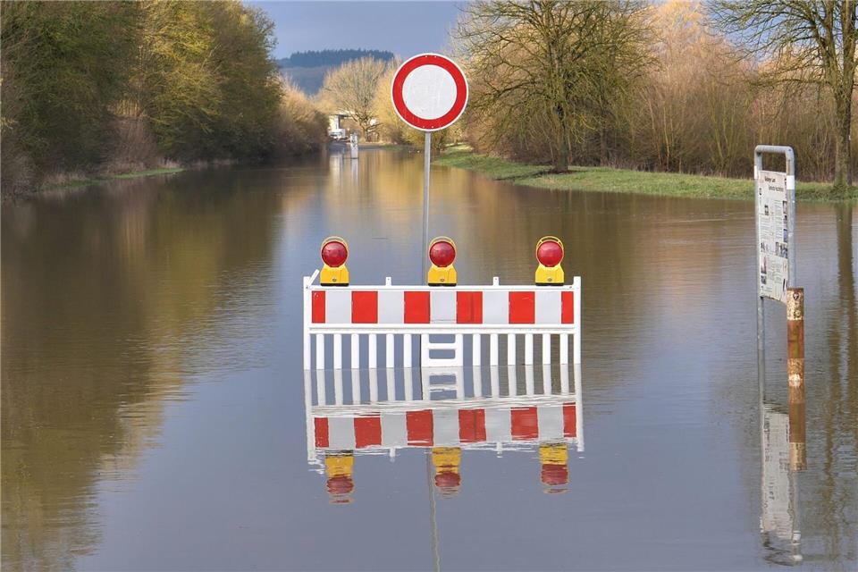 Mancherorts wurden durch Hochwasser Straßen überflutet wie hier in Heuchelheim.Thomas Naumann/dpa