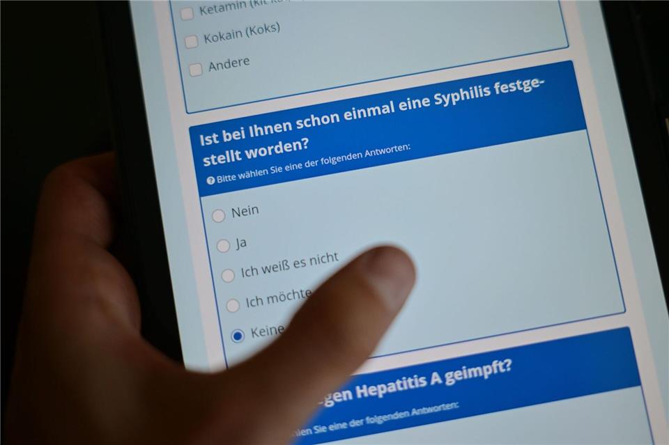 Manchmal gibt es Fragebögen zu vorherigen Tests und dem Sexualverhalten. (Archivbild)Sebastian Gollnow/dpa