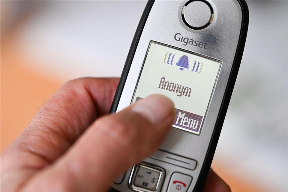 Manchmal klingelt das Telefon und jemand von einer Werbehotline ist dran - das geht vielen Menschen auf die Nerven. (Symbolbild)Bernd Weißbrod/dpa