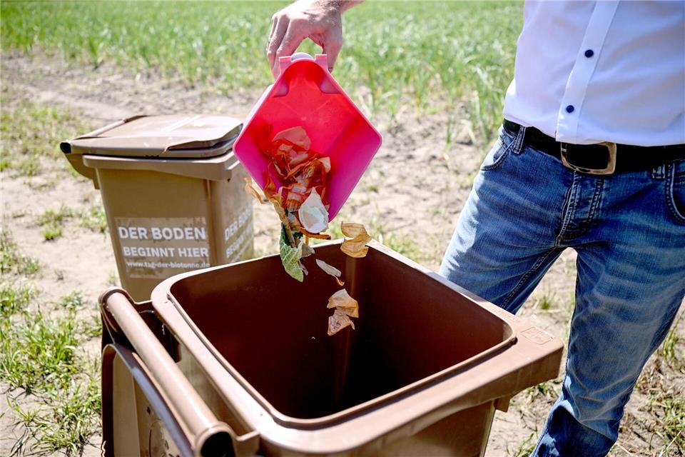Manchmal landen in der Biotonne leider auch Dinge, die dort nicht reingehören.Britta Pedersen/dpa