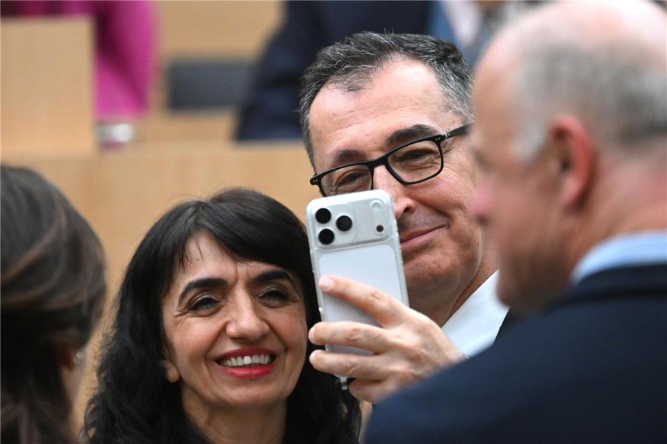 Manchmal macht er auch selbst gern ein Selfie - hier bei seiner Wahl zum Ministerpräsidenten.  Marijan Murat/dpa