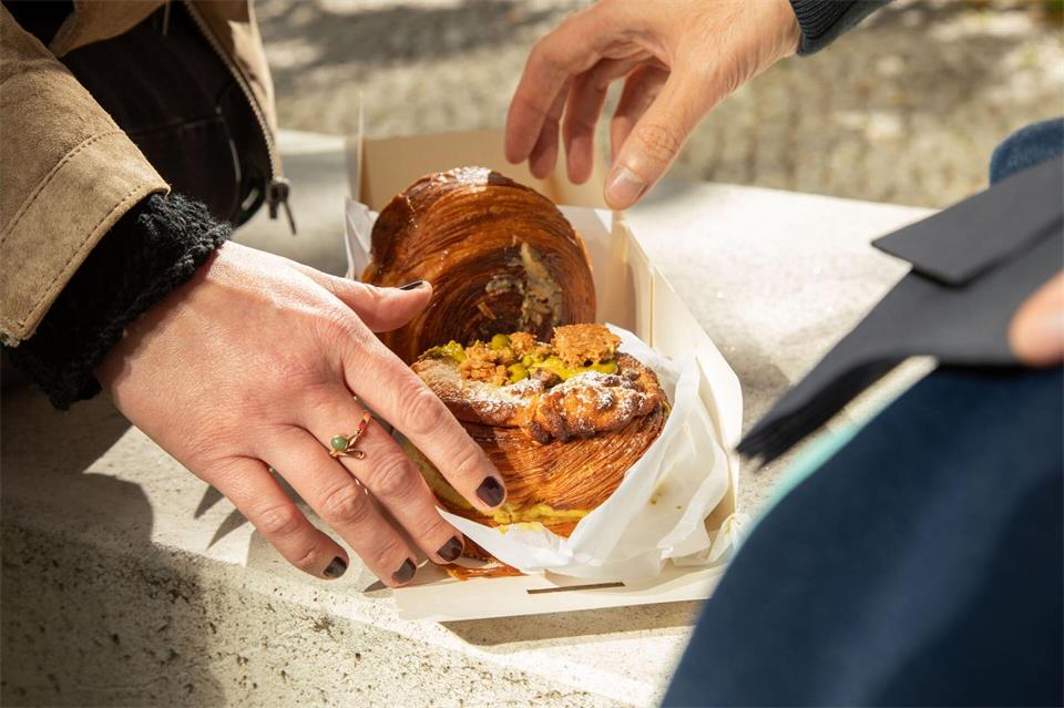 Manchmal muss es eine genussvolle Auszeit sein: Hier gönnt sich ein Paar unterwegs gefüllte New York Croissant Rolls. Christin Klose/dpa-tmn
