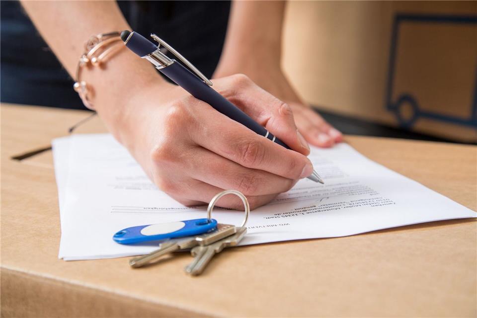 Manchmal schon bei Unterschrift des Mietvertrags klar: Wie sich die Höhe der Miete in Zukunft verändern wird.picture alliance / dpa-tmn