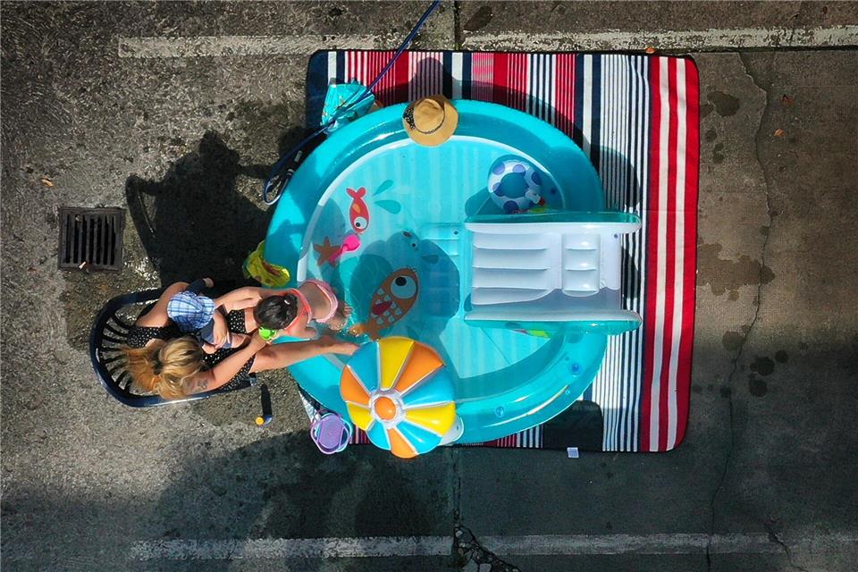 Manchmal sollte der Pool lieber leer bleiben. (Symbolbild)Karl-Josef Hildenbrand/dpa