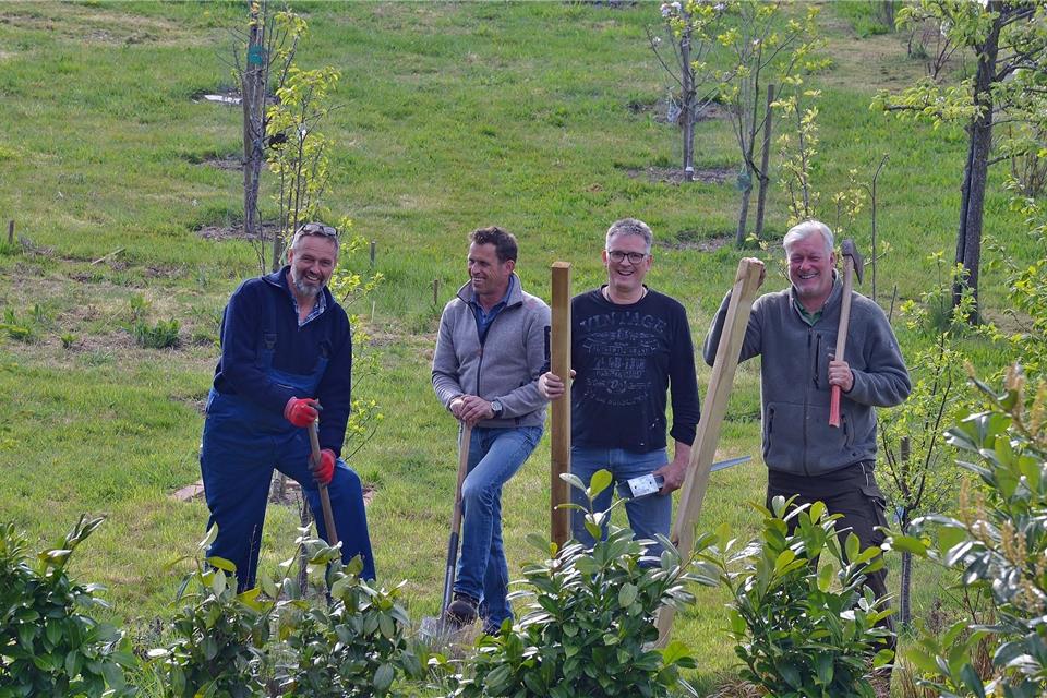 Manfred Gerbersmann, Matthias Angrick, Bernd Steverding und Hermann-Josef Grewing (v. l.) haben ehrenamtlich bei den Arbeiten auf der Babywiese an der Erler Mühle geholfen.