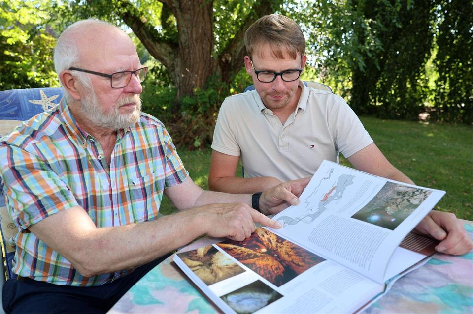 Manfred Huchthausen (l.) ist die 120. Generation seines Stammbaums, sein Sohn Volker die 121. Generation.Stefan Rampfel/dpa
