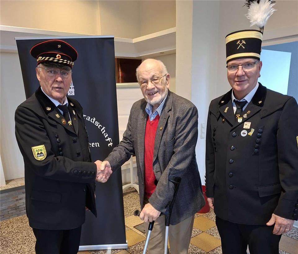 Manfred Kirchhoff (links) und Thorsten Schütte (rechts) gratulieren dem Goldjubilar Karl Herbst.