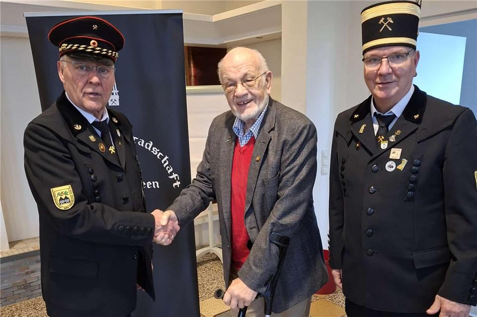 Manfred Kirchhoff (links) und Thorsten Schütte (rechts) gratulieren Karl Herbst, der 50 Jahre lang Mitglied der Knappenkameradschaft Maria Veen ist.