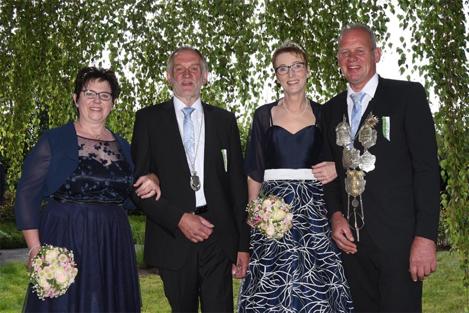 Manfred Looks (r.) ist neuer Schützenkönig in Leblich. Annette Limberg ist seine Königin. Das Ehrenkönigspaar bilden Brigitte Baumeister (l.) und Alois Knake.
