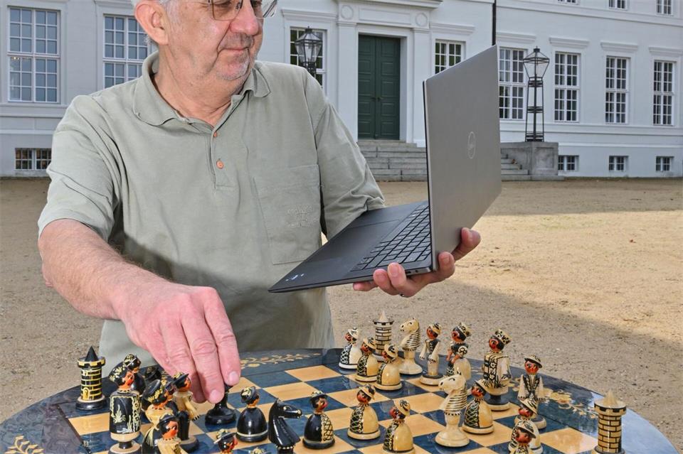 Manfred Scheiba kommt aus Neuhardenberg und lädt die internationalen Gäste in den Ort ein.Patrick Pleul/dpa