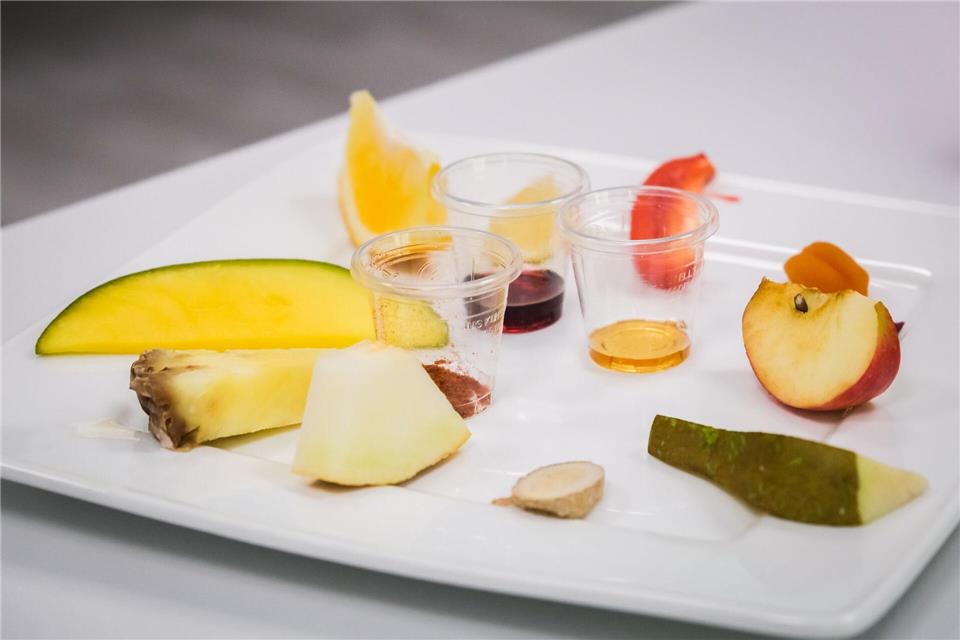 Mango, Apfel, Paprika, Ingwer: Wer im Alltag viel an Lebensmitteln schnuppert, schafft gute Voraussetzungen, um Aromen im Wein aufzuspüren. Ricarda Dieckmann/dpa-tmn