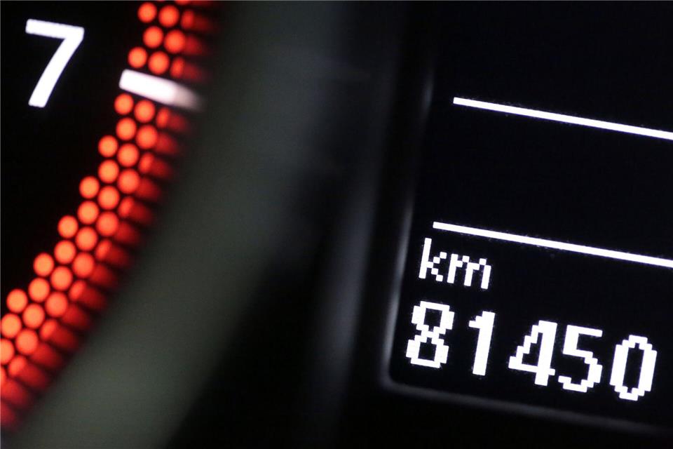 Manipulierte Tachostände sind keine Seltenheit: Bis zu ein Drittel der Gebrauchtwagen könnten nach Polizeizahlen betroffen sein.Oliver Berg/dpa/dpa-tmn