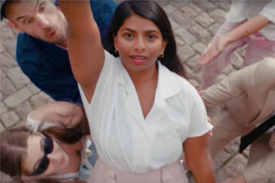 Manisha Biswas (M) und weiter Akteure beim Tanzen in einem Video. (Handout)Liselotte van Balen/Manisha Biswas/Kinetic Cognition/dpa