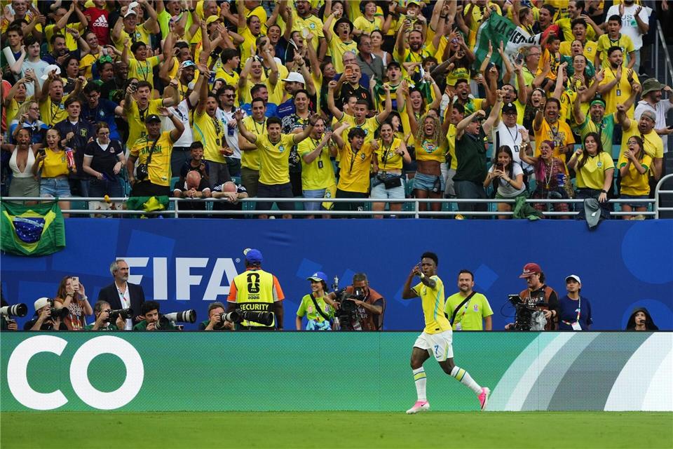 Mann des Spiels: Vinícius Júnior lässt sich von den brasilianischen Fans für sein zweites Tor gegen Schottland feiern.Andrew Milligan/PA Wire/dpa