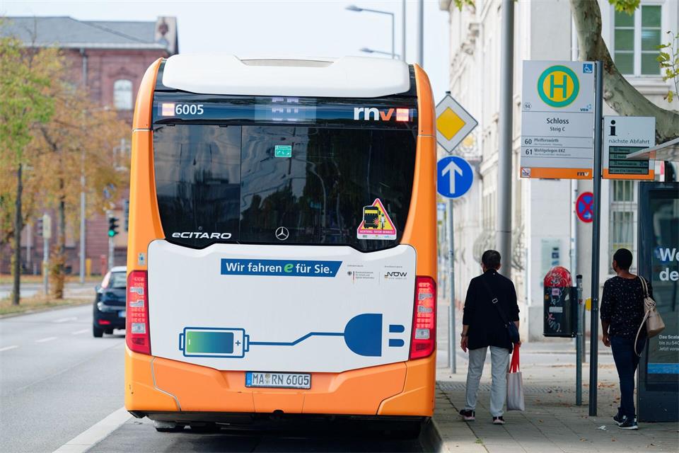Mannheim ist bei einer Auswertung der Deutschen Umwelthilfe (DUH) Spitzenreiter unter den Kommunen beim Einsatz von batterieelektrischen Bussen. Uwe Anspach/dpa