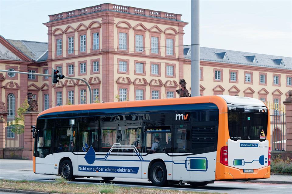 Mannheim zählt mit Freiburg und Karlsruhe zu den Spitzenreitern bei der Umstellung auf batteriebetriebene Elektrobusse. (Archivbild)  Uwe Anspach/dpa