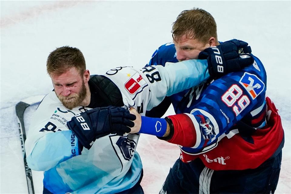 Mannheims David Wolf (r) wurde von der DEL für drei Spiele gesperrt.