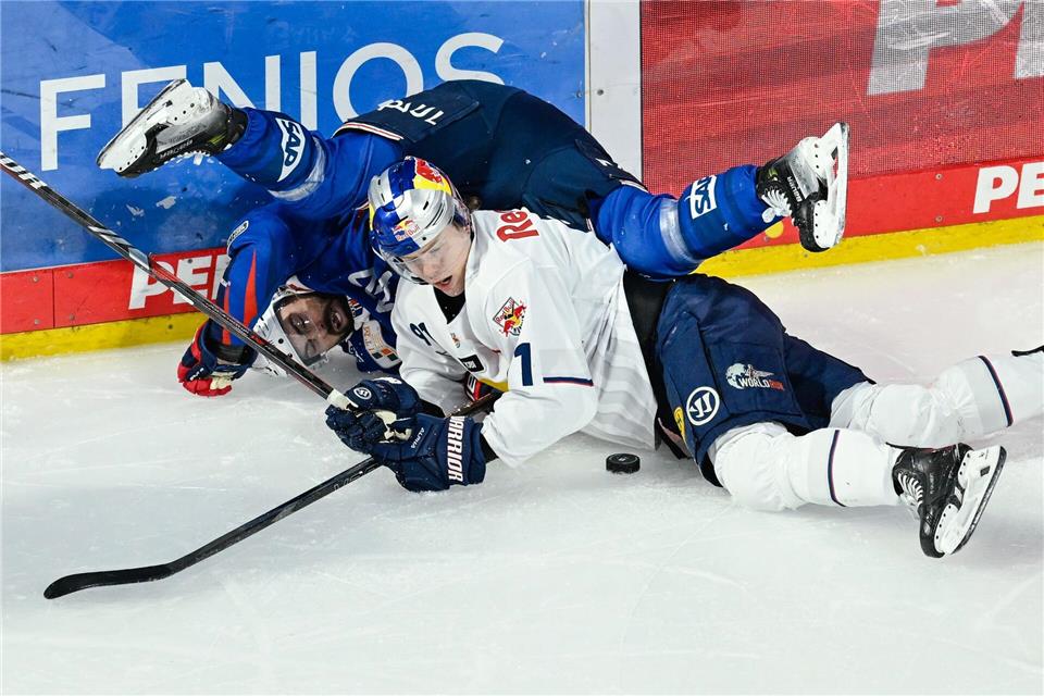 Mannheims Luke Esposito (l) kam nach einem Bodycheck ins Krankenhaus. (Archivbild)Uwe Anspach/dpa