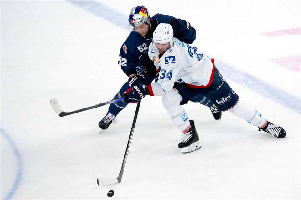 Mannheims Tom Kühnhackl (r) zog sich beim Spiel in Nürnberg eine Beinverletzung zu.Sven Hoppe/dpa