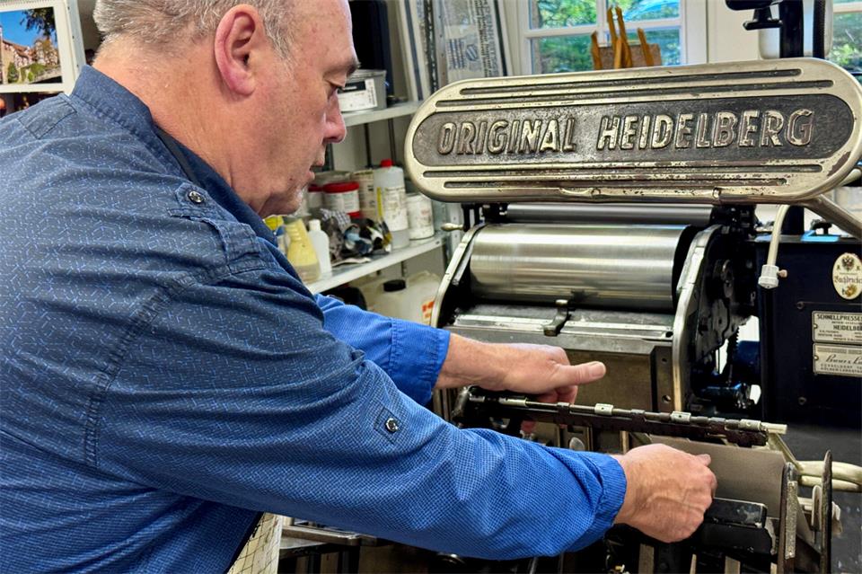 Manni Becker und „seine“ Heidelberg. Die Presse war lange außer Betrieb, dann nahm sich der gelernte Schriftsetzer der Heidelberg an. Am Ende habe er sie mit einem Ersatzteil für 1,20 Euro nach Jahren wieder in Betrieb gesetzt, berichtet er. 