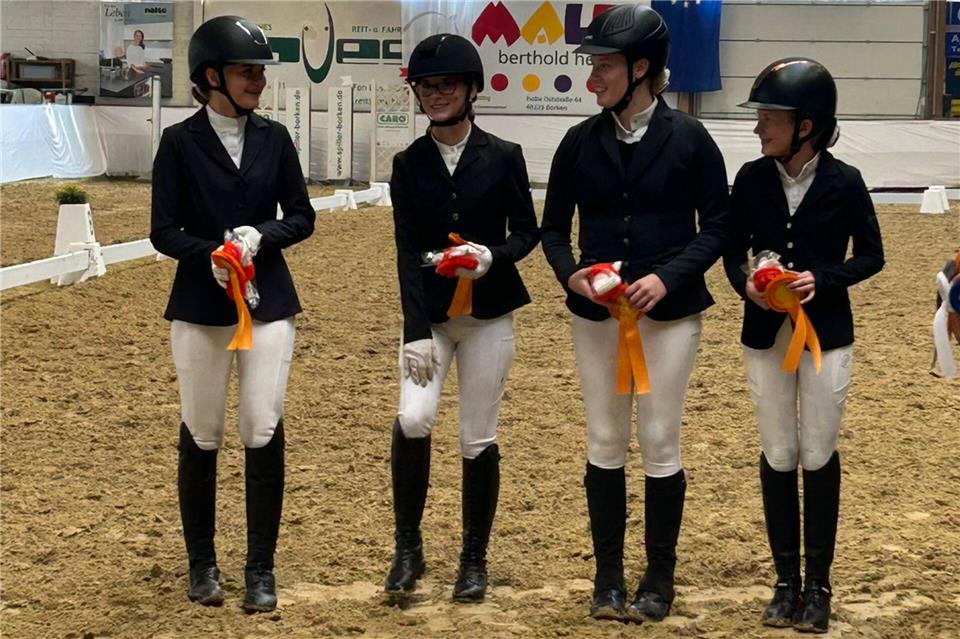 Mannschafts-Dressurreiterwettbewerb: Sieger ZRFV Borken I (von links) mit Ylvie Steinmann, Marie Liesner, Tilda Voß und Franziska Saure.