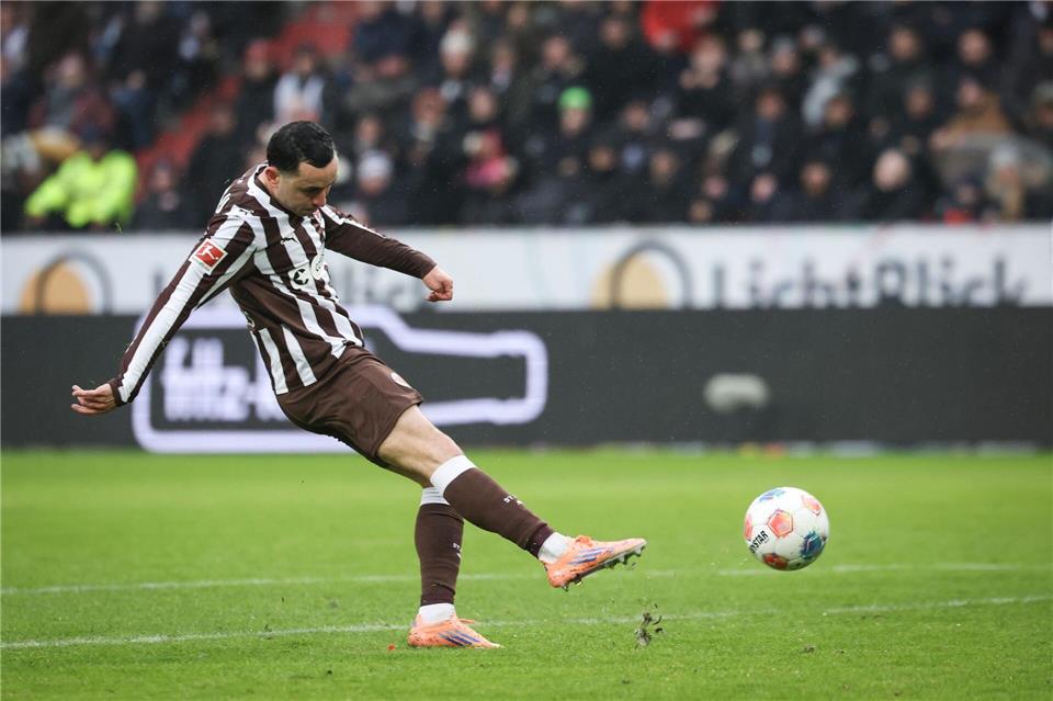 Manolis Saliakas vom FC St. Pauli trifft zum 1:0.Christian Charisius/dpa