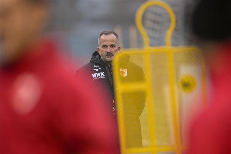 Manuel Baum hat beim FC Augsburg alles im Blick. (Archivbild)Peter Kneffel/dpa
