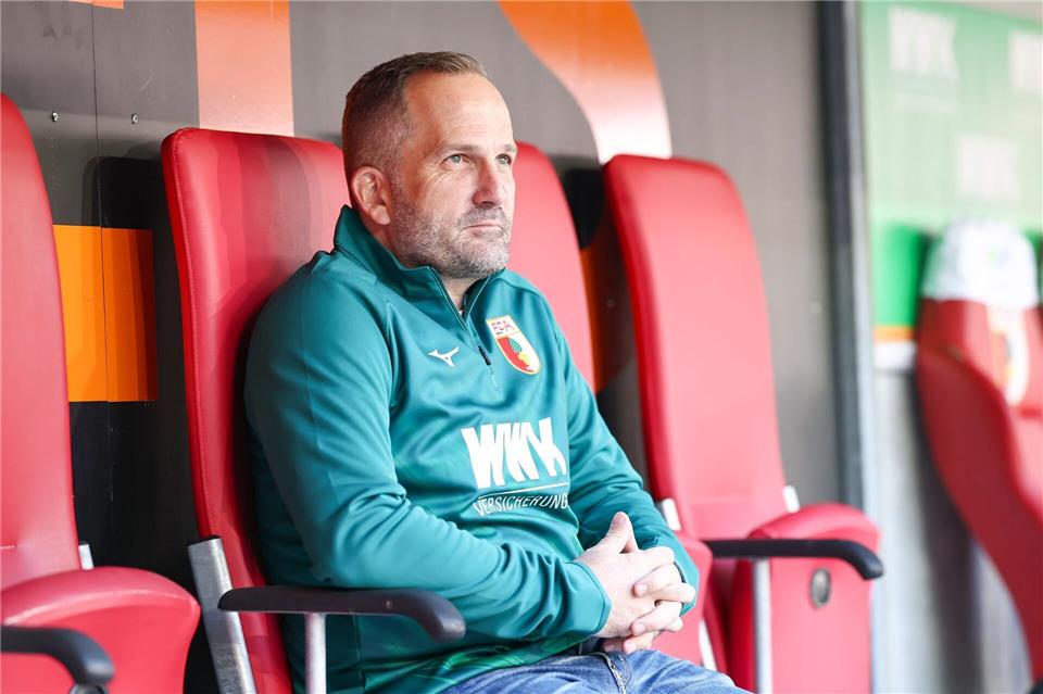 Manuel Baum lässt seine Zukunft in Augsburg weiter offen.Daniel Löb/dpa