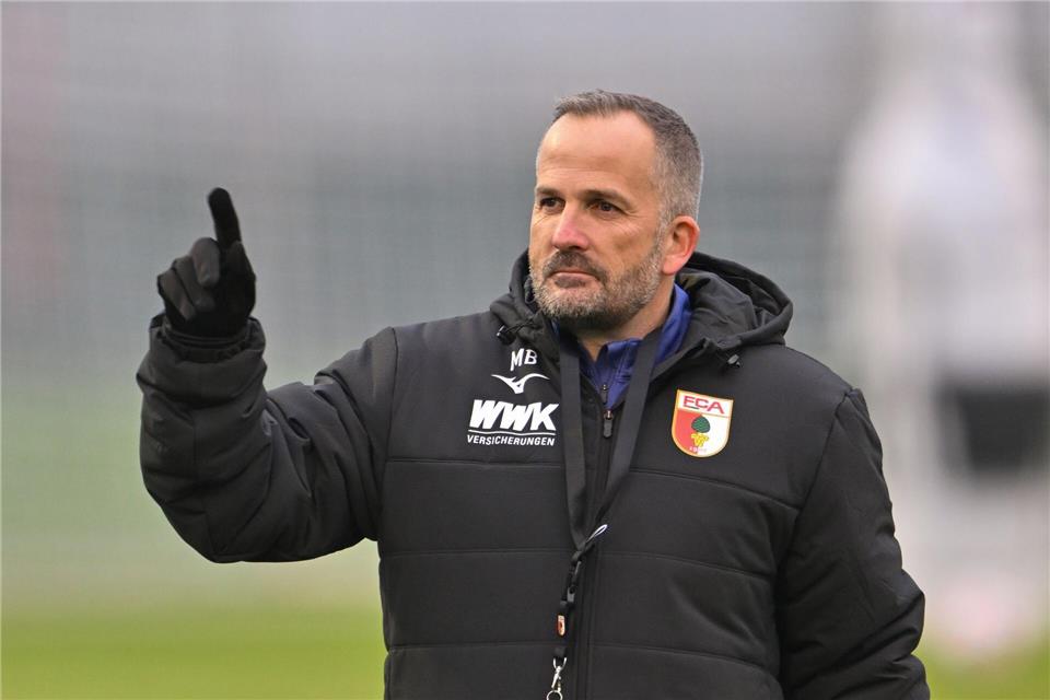 Manuel Baum leitet seine erste Trainingseinheit als Interimscoach in Augsburg.Peter Kneffel/dpa