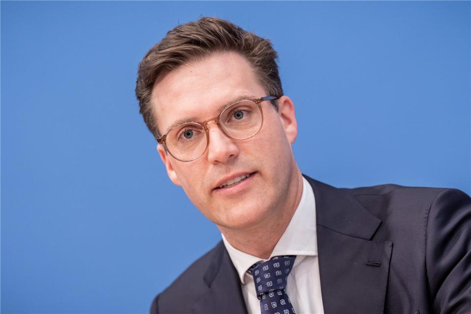 Manuel Hagel hält die Rente ab 70 für unausweichlich. (Archivbild)Michael Kappeler/dpa