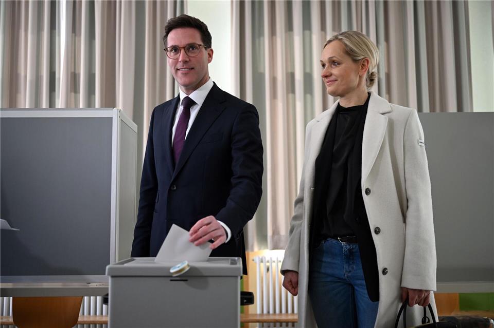 Manuel Hagel kam mit seiner Frau Franziska zur Stimmabgabe.Marijan Murat/dpa