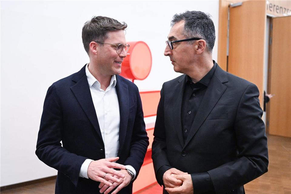 Manuel Hagel (l, CDU) und Cem Özdemir (r, Bündnis 90 / Die Grünen) wollen am Mittwoch den Koalitionsvertrag vorstellen. (Archivbild)Bernd Weißbrod/dpa