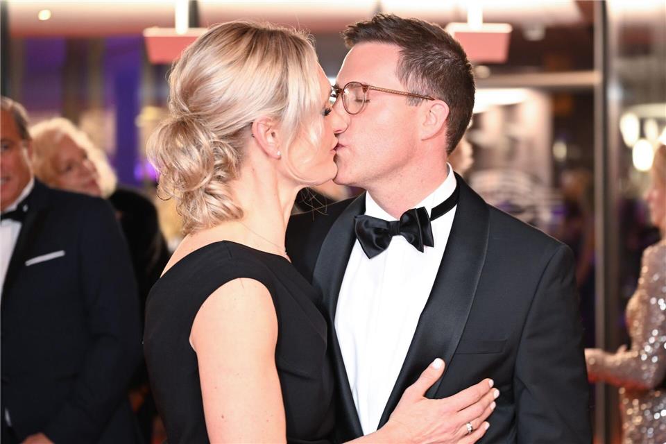 Manuel Hagel wird von seiner Ehefrau Franziska in Schutz genommen. Hier ein Kuss auf dem Landespresseball. (Archivbild)Bernd Weißbrod/dpa