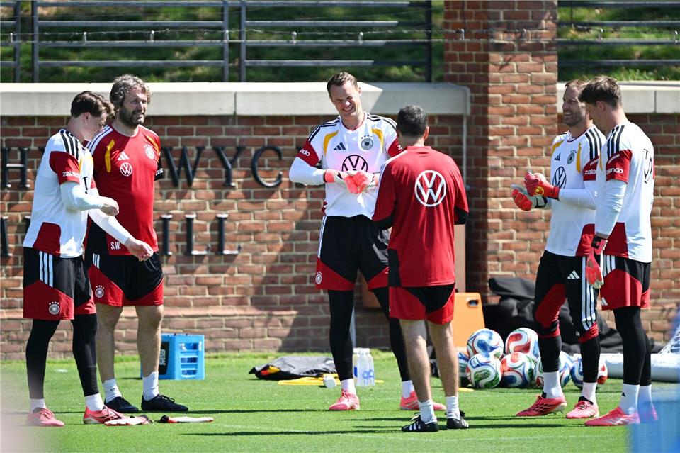 Manuel Neuer (M) und seine Torhüterkollegen beim Training in langen Hosen bei über 30 Grad. Federico Gambarini/dpa