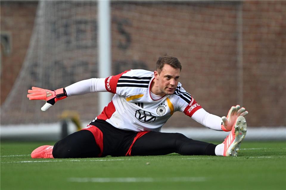 Manuel Neuer beim Training in Aktion.Federico Gambarini/dpa