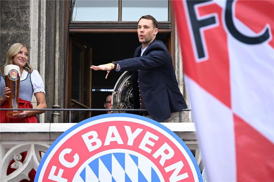 Manuel Neuer brachte die Schale auf den Balkon.Sven Hoppe/dpa