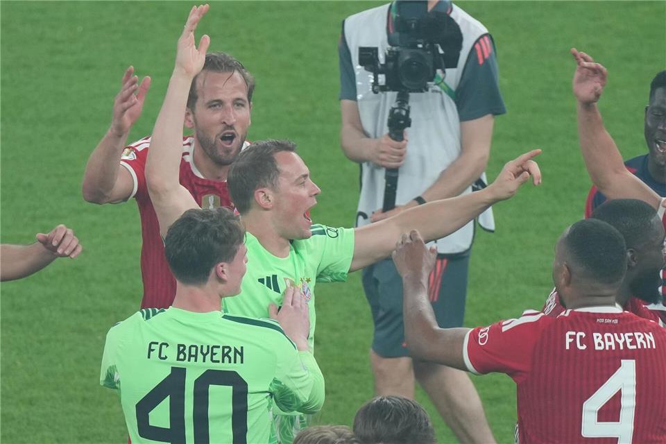 Manuel Neuer feiert mit seinen Bayern-Kollegen den Pokalsieg. Soeren Stache/dpa