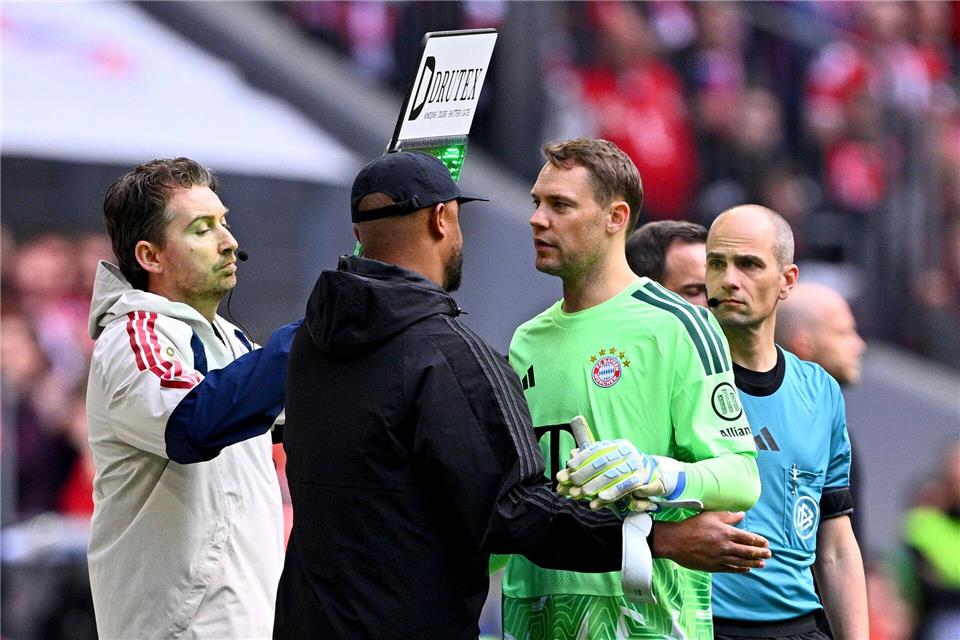 Manuel Neuer (grünes Trikot) wird im letzten Bundesliga-Spiel dieser Saison ausgewechselt. Tom Weller/dpa