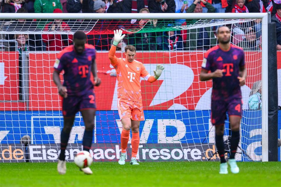 Manuel Neuer hebt entschuldigend die Hände.Tom Weller/dpa