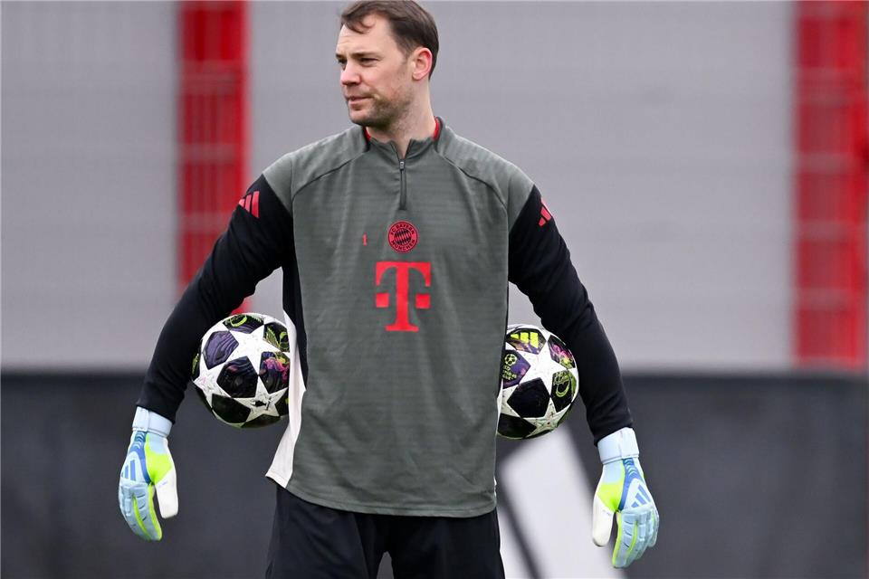Manuel Neuer ist einer von vier Bayern-Profis, die von einer möglichen Gelb-Sperre im Halbfinal-Hinspiel bedroht sind.Sven Hoppe/dpa