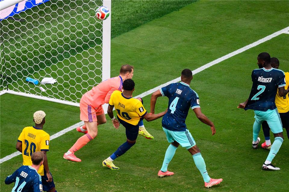 Manuel Neuer kassiert das 1:2.Tom Weller/dpa