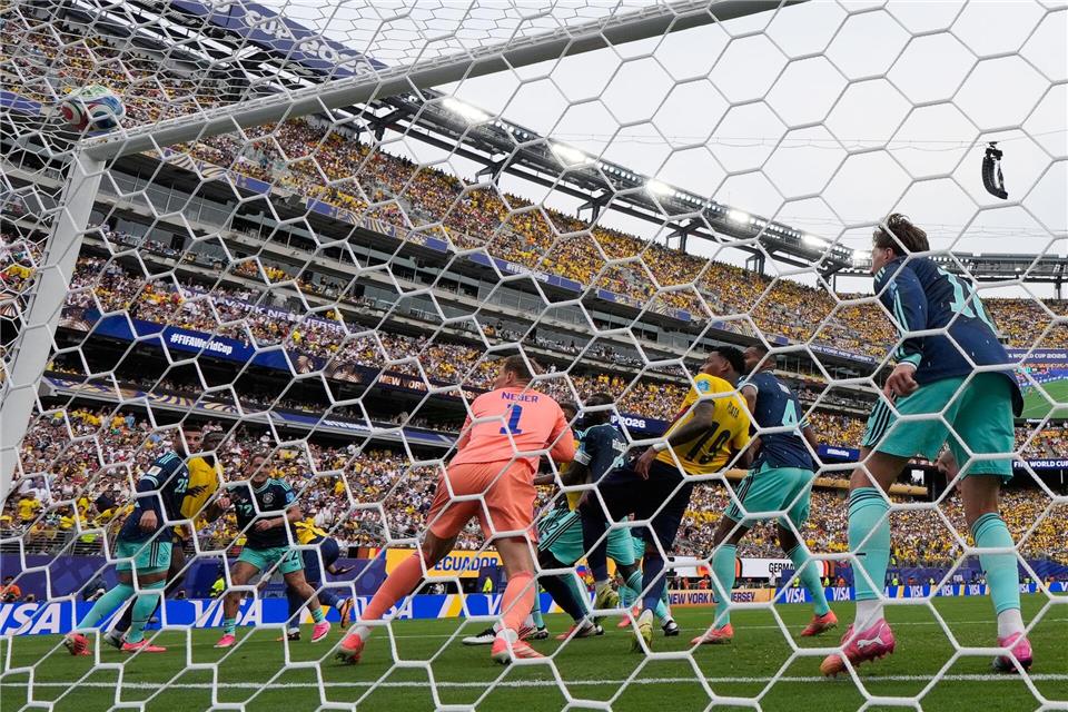 Manuel Neuer kommt gegen Ecuadors Gonzalo Plata zu spät. Yuki Iwamura/AP/dpa