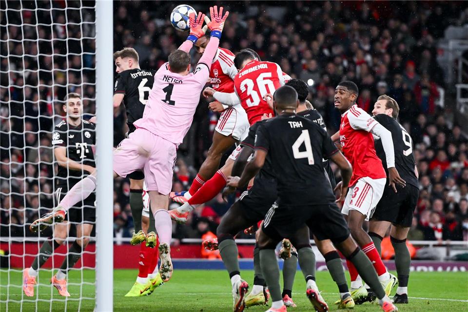 Manuel Neuer (l) sah bei zwei Gegentreffern gegen Arsenal nicht gut aus.Sven Hoppe/dpa