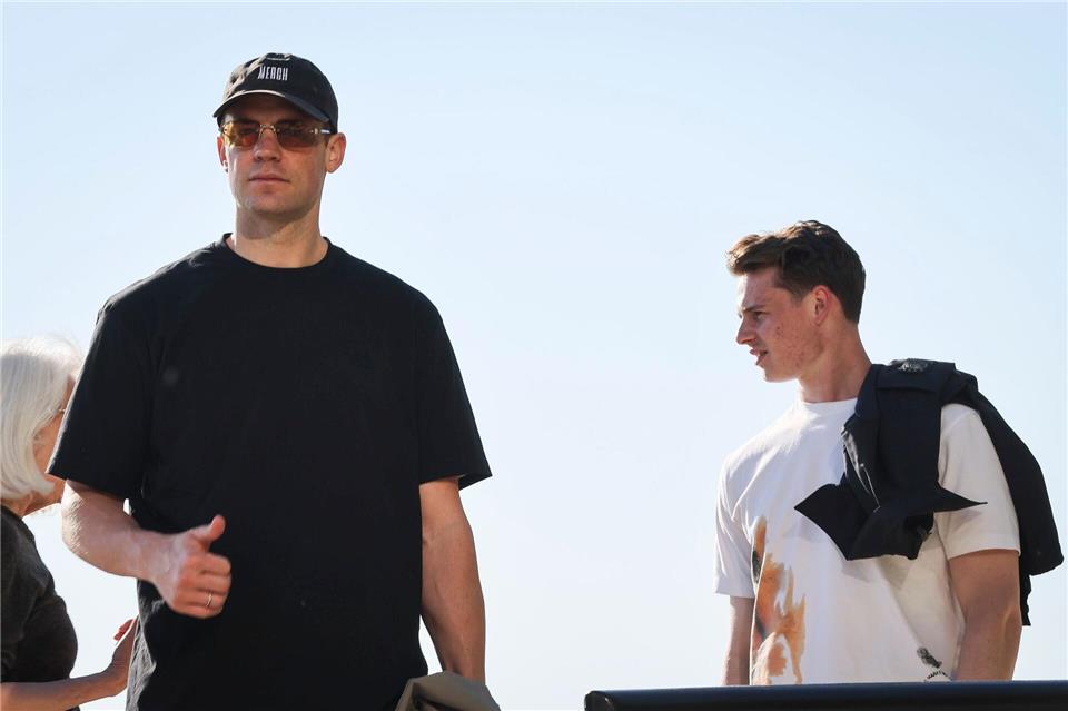 Manuel Neuer (l.) und Jonas Urbig (r.) gehen in Chicago spazieren. Christian Charisius/dpa