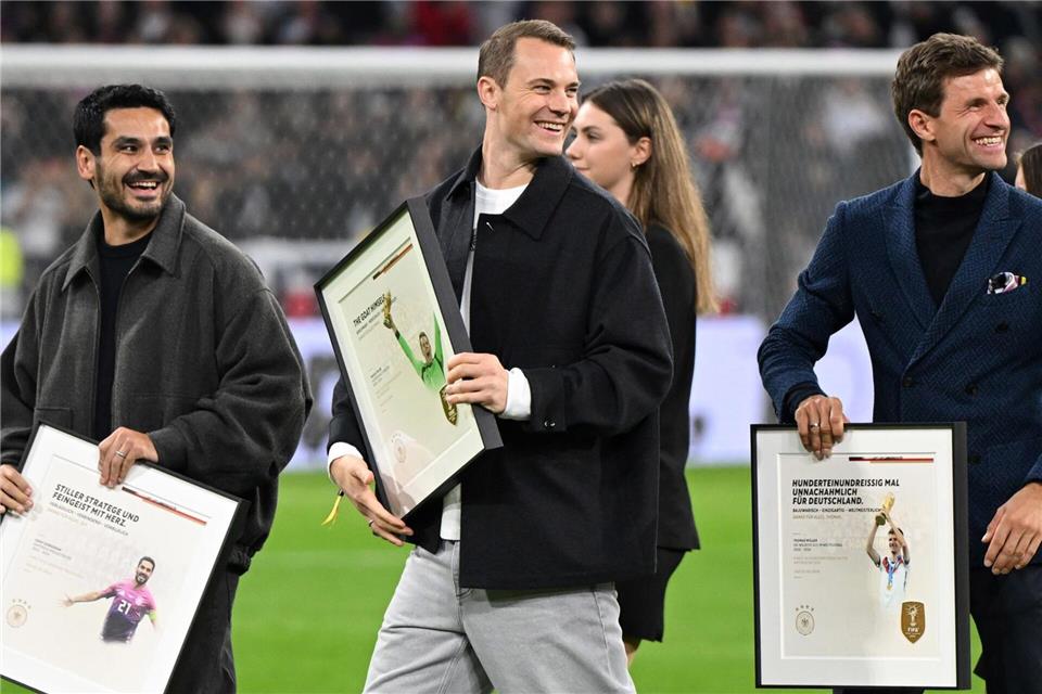 Manuel Neuer (m) verabschiedete sich schon aus dem DFB-Team. Gibt es eine überraschende Rückkehr? (Archivbild)Sven Hoppe/dpa