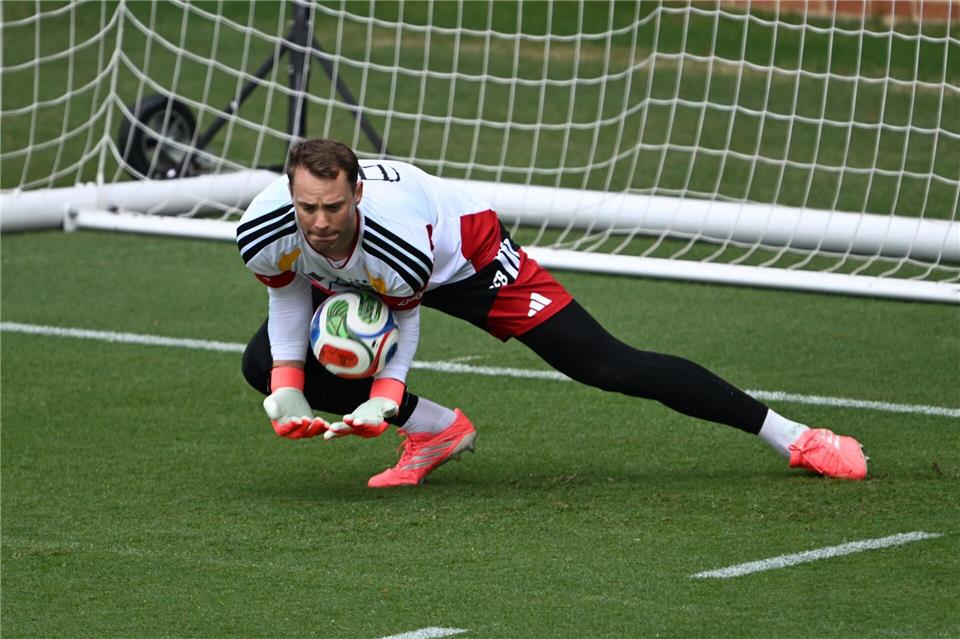 Manuel Neuer packt für sein WM-Comeback im Training richtig zu. Federico Gambarini/dpa