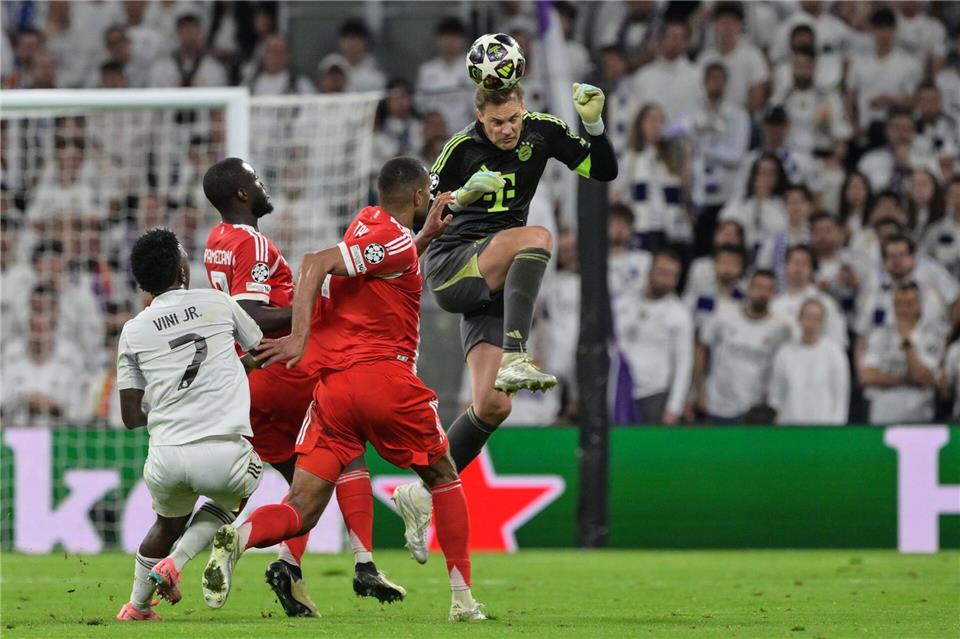 Manuel Neuer (r) klärte auch mal in höchster Not mit dem Kopf außerhalb des Strafraums.Peter Kneffel/dpa