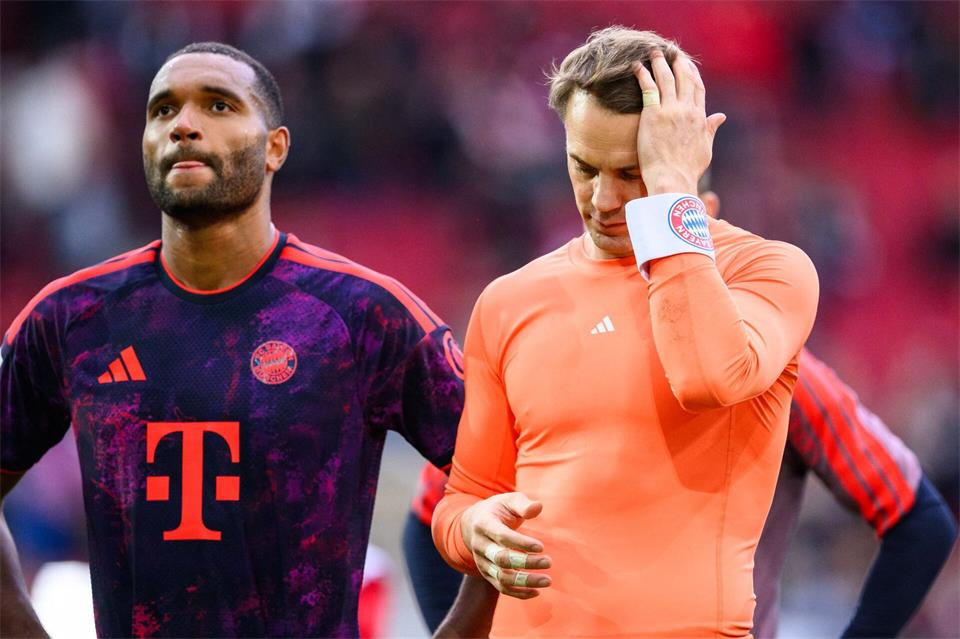 Manuel Neuer (r) nach dem Spiel und seinem heftigen Patzer in Augsburg.Tom Weller/dpa